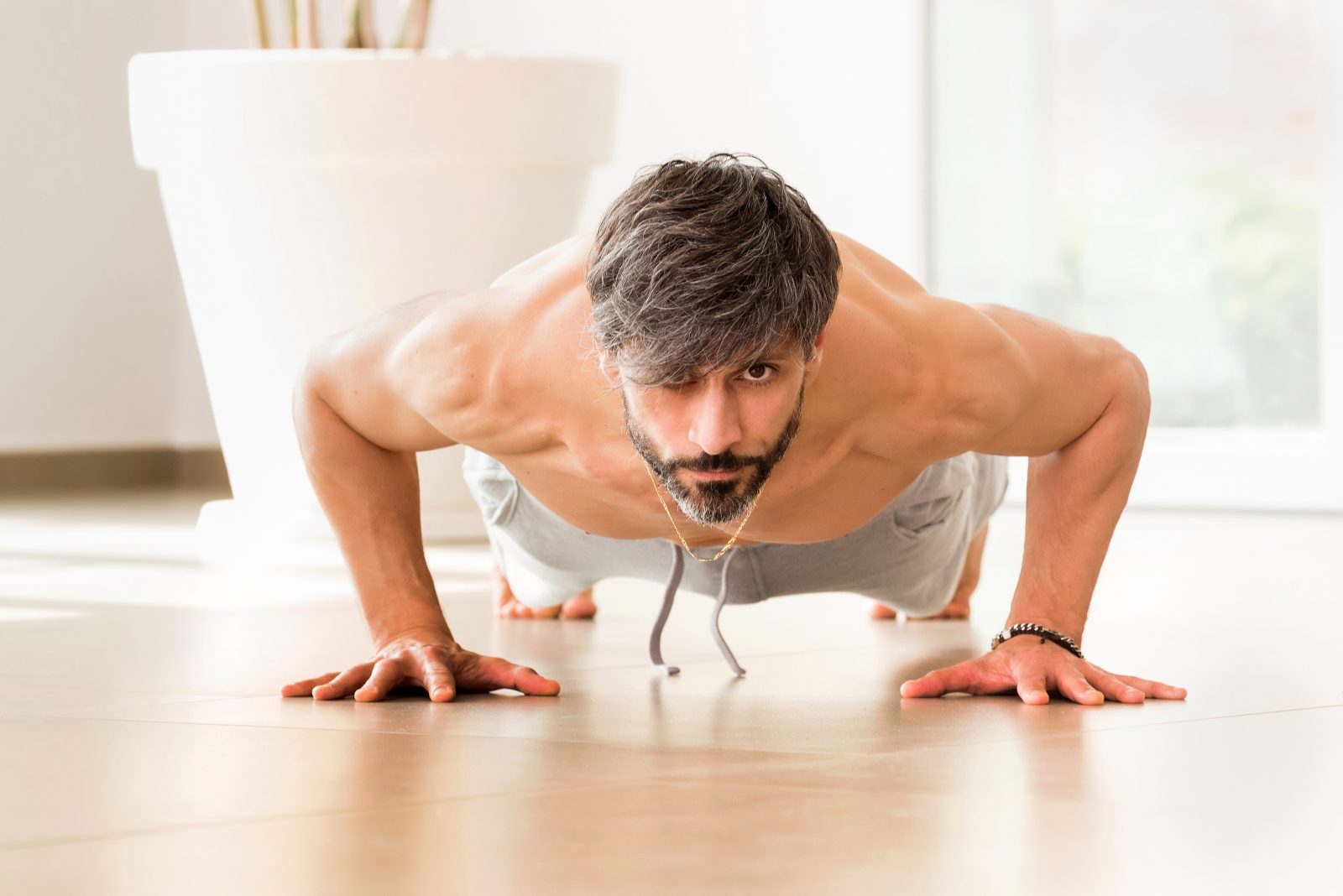 Man exercising on plank 989468