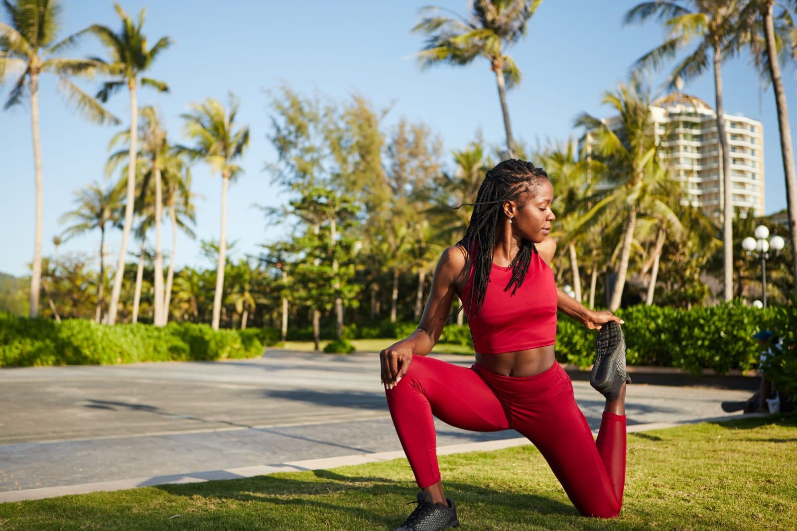 Woman stretching quadriceps 977597