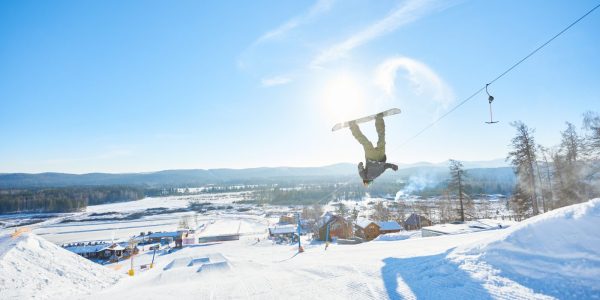 Snowboarder-spinning-in-air-562546
