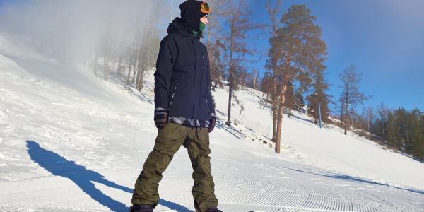 Young-snowboarder-562343
